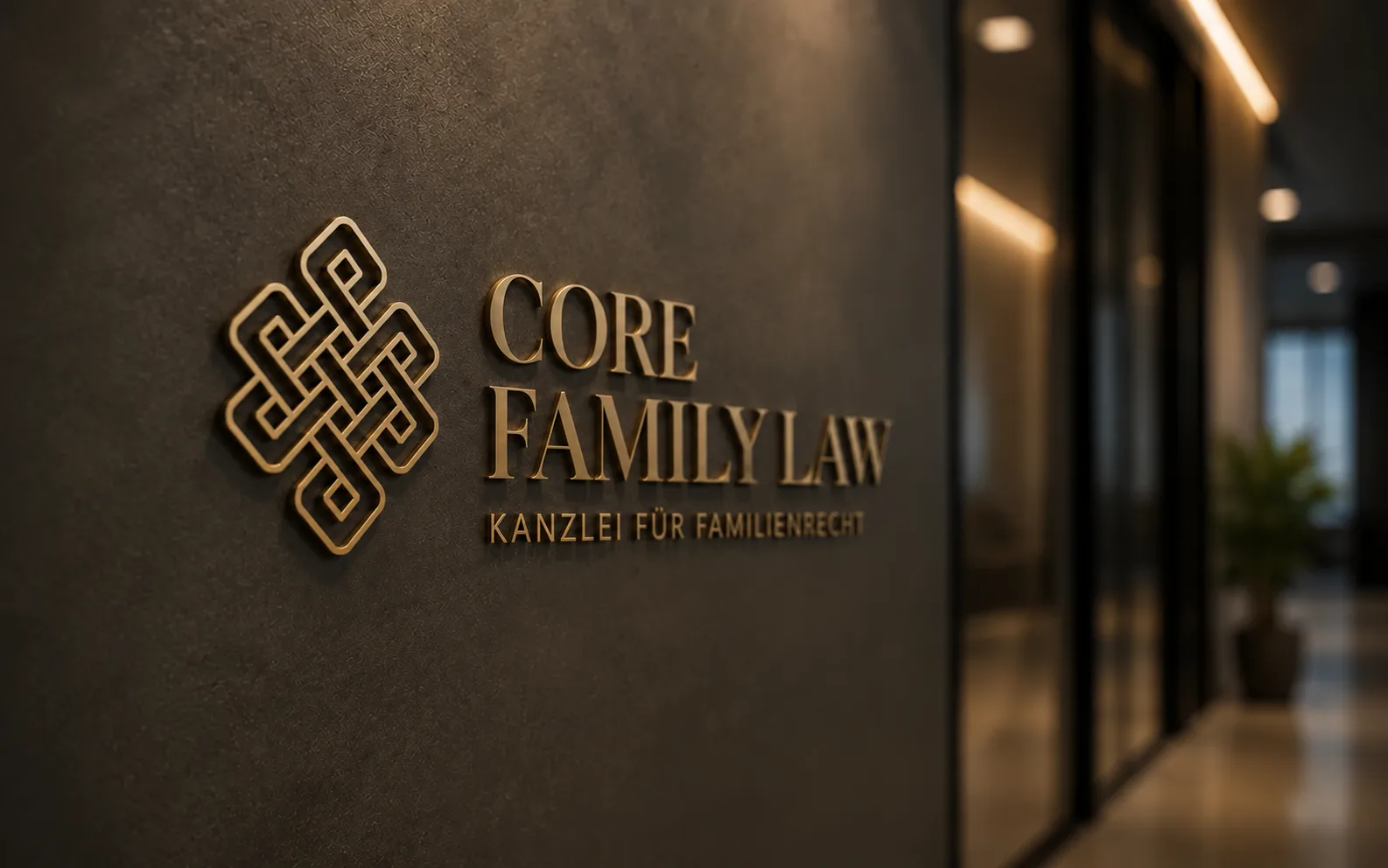 Das Logo Core Family Law als Relief an der Wand des Empfangsbereichs